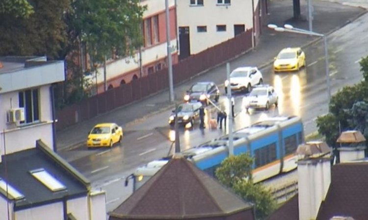 София сутрин: Гол мъж седна на платното на "България" 