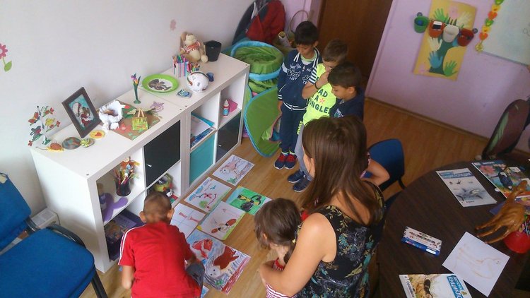 Деца търсеха изящество около тях