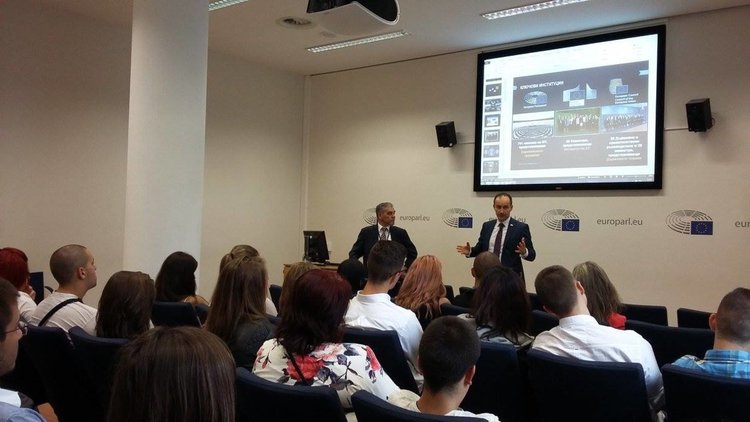 Учениците от Езиковата се представиха отлично в Брюксел с компанията си Noetic 