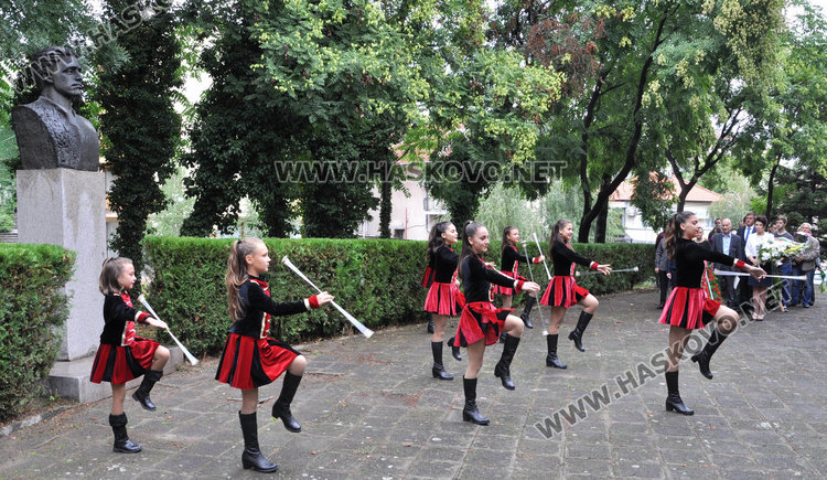 Сведохме глава пред подвига на Апостола