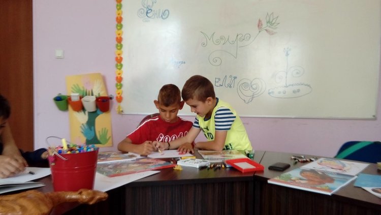 Деца търсеха изящество около тях