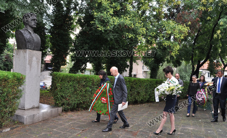 Сведохме глава пред подвига на Апостола