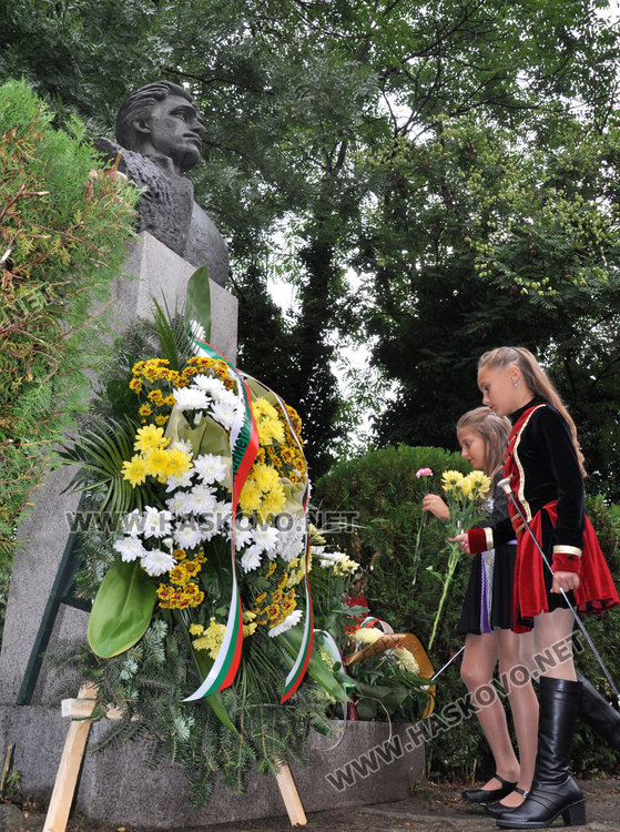 Сведохме глава пред подвига на Апостола