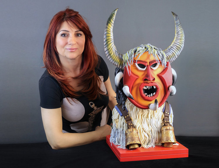 Анета Колева със своята торта 