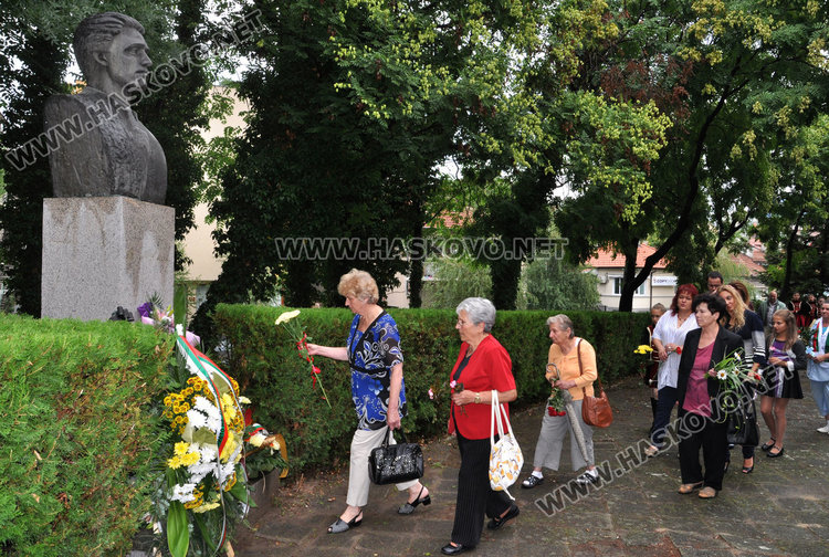 Сведохме глава пред подвига на Апостола