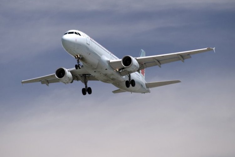 Разследват избягната по чудо авиокатастрофа