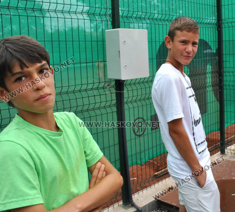 Адриано Дженев (вляво) излиза на корта утре