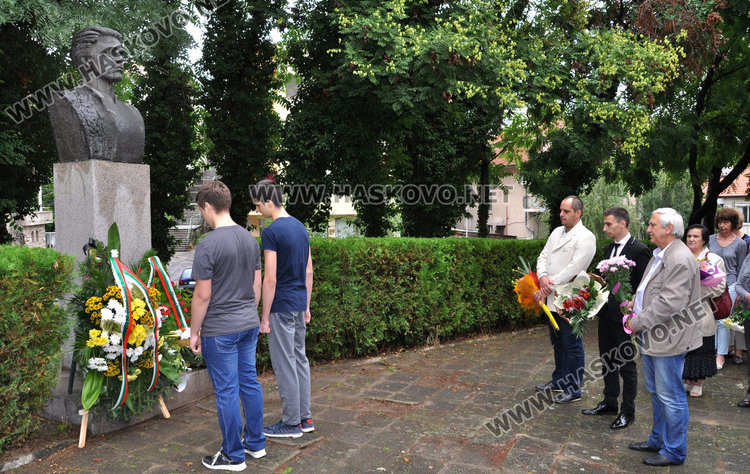 Сведохме глава пред подвига на Апостола