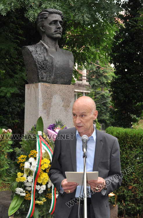 Сведохме глава пред подвига на Апостола