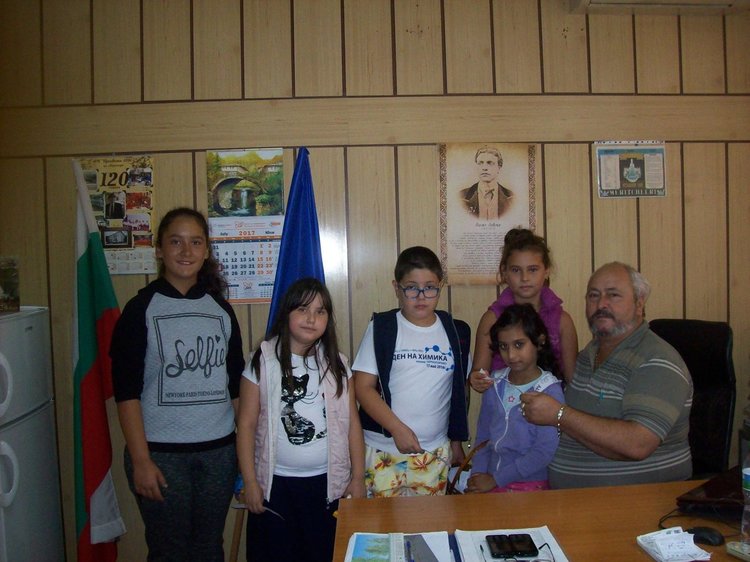 Децата гостуваха и на кмета на Меричлери Николай Колев