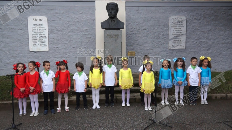 Издадоха сборник с ученически есета за 180-годишнината от рождението на Апостола