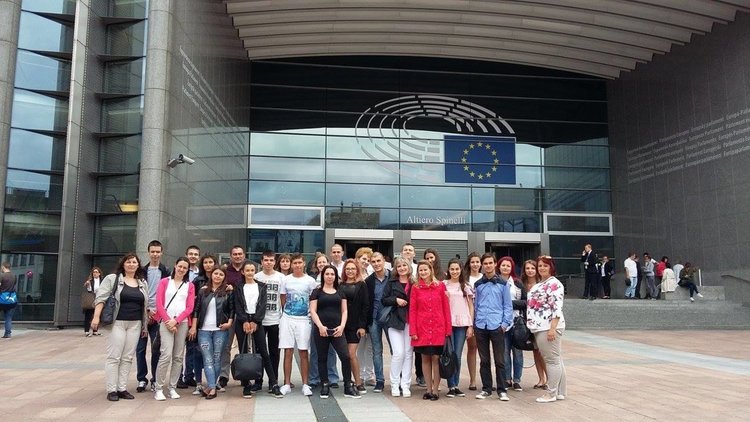 Учениците от Езиковата се представиха отлично в Брюксел с компанията си Noetic 