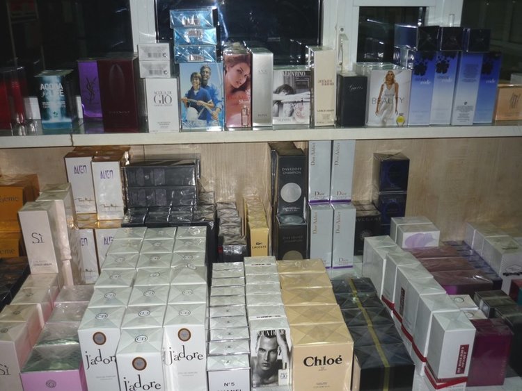 Прибраха контрабандни парфюми и златни бижута в складовете на Митницата