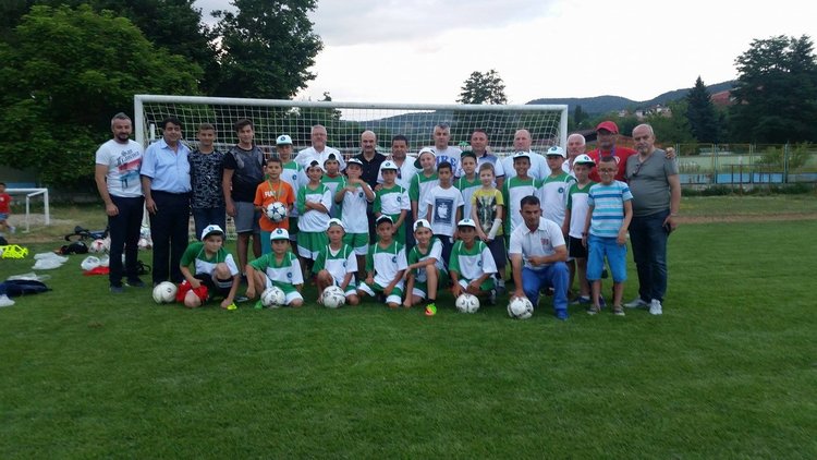 Сдружението на ардинци в Бурса зарадва малките футболисти на „Юнак“ с топки и екипи