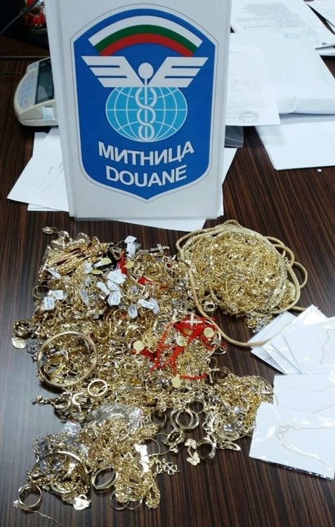 Прибраха контрабандни парфюми и златни бижута в складовете на Митницата