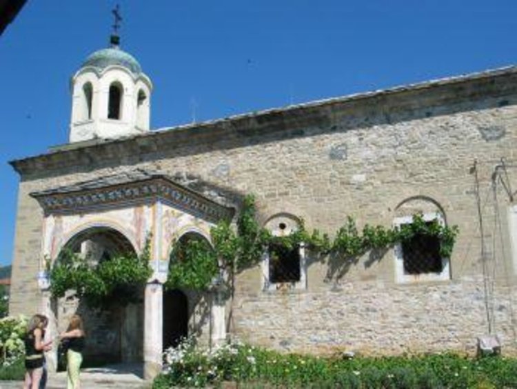 Хвойна се готви за Илинден, посреща светини – част от покрова и ризата на Света Богородица