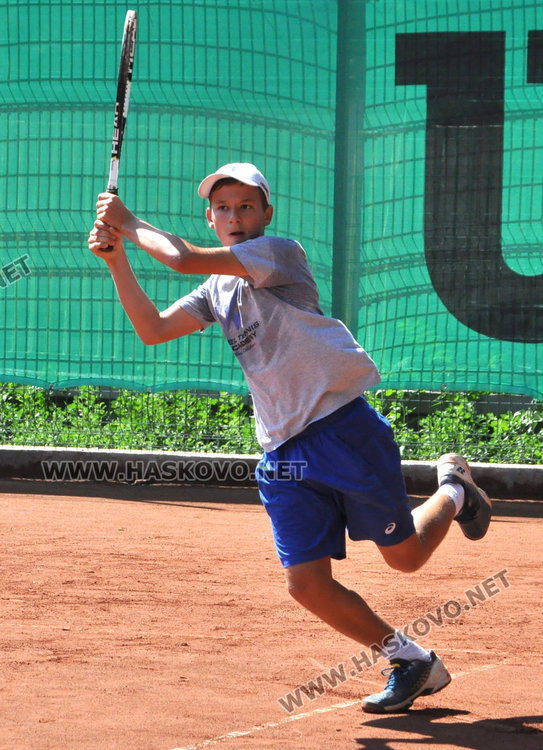 Хасковският тенисист Адрияно Дженев проби до четвъртфиналите на държавното