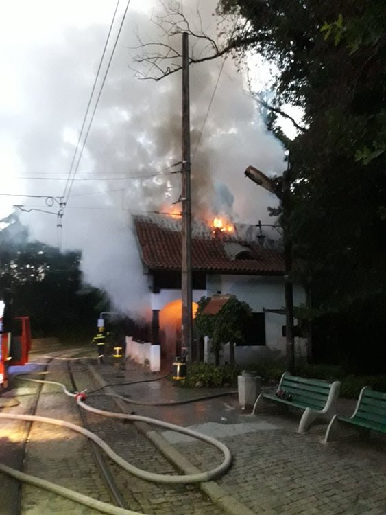 Горя покривът на къщата на спирка "Вишнева"