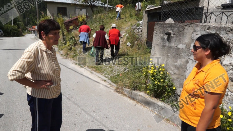   Жените забелязали Крис  свирели и го викали, но той избягал