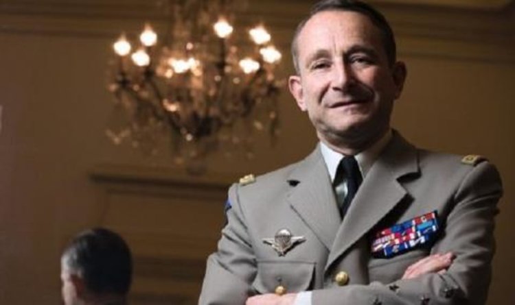 Скандали и генералска оставка край Айфеловата кула