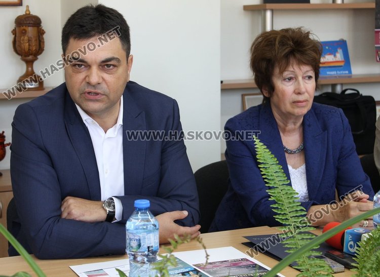 Кметът Иво Димов и ректорът на ВСУ  проф. Галя Герчева