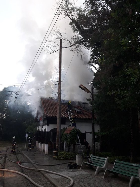 Горя покривът на къщата на спирка "Вишнева"