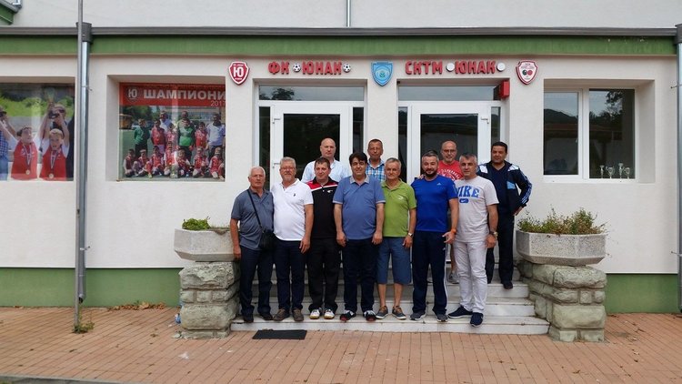 Сдружението на ардинци в Бурса зарадва малките футболисти на „Юнак“ с топки и екипи