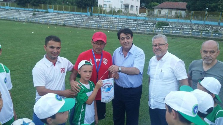 Сдружението на ардинци в Бурса зарадва малките футболисти на „Юнак“ с топки и екипи