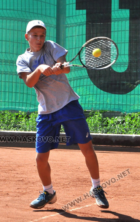 Хасковският тенисист Адрияно Дженев проби до четвъртфиналите на държавното