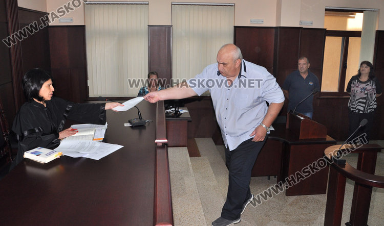 Съдът решава до месец дали да касира изборите в Ябълково