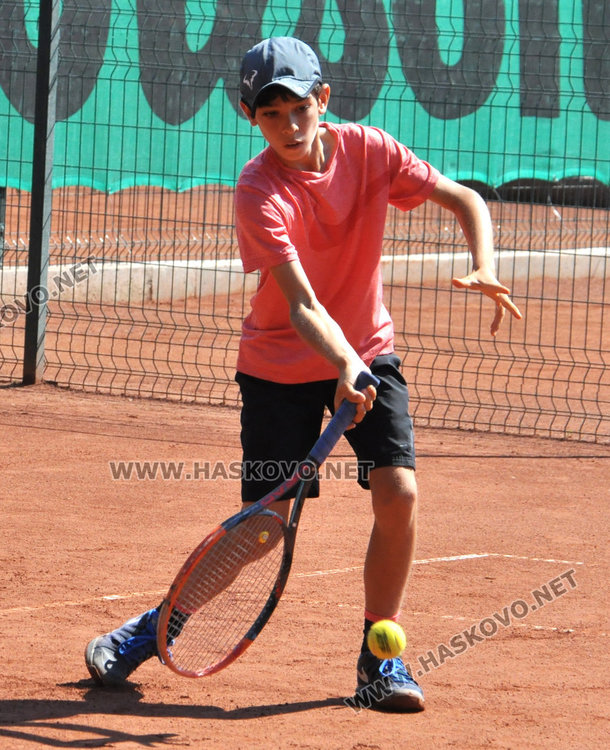Хасковският тенисист Адрияно Дженев проби до четвъртфиналите на държавното