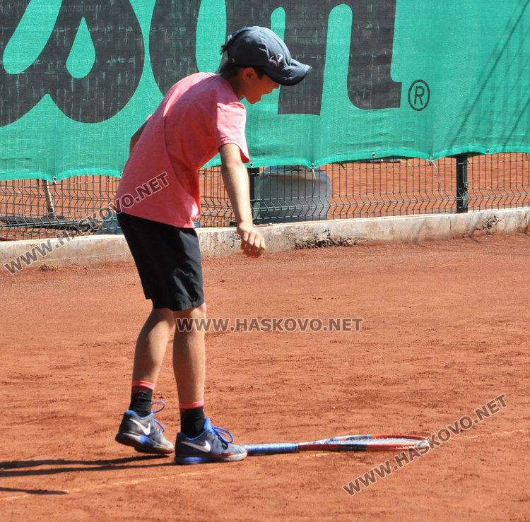 Хасковският тенисист Адрияно Дженев проби до четвъртфиналите на държавното