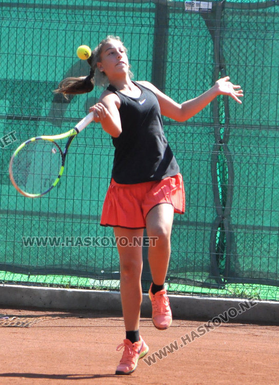 Хасковският тенисист Адрияно Дженев проби до четвъртфиналите на държавното