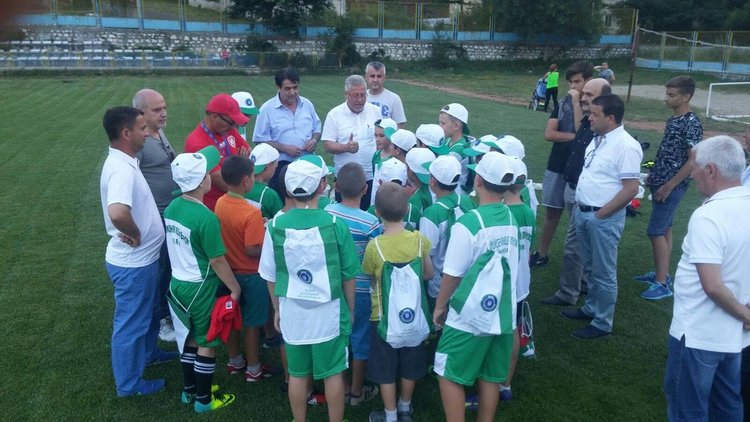 Сдружението на ардинци в Бурса зарадва малките футболисти на „Юнак“ с топки и екипи
