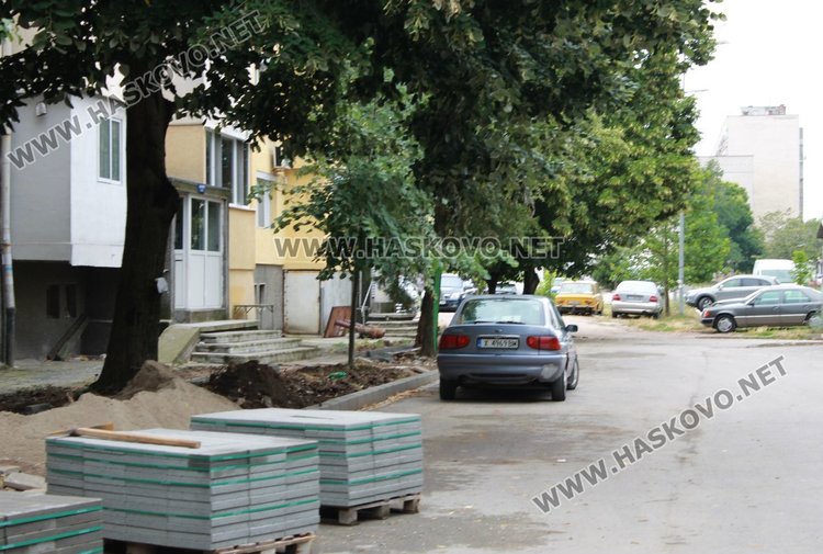 Районът около блока се благоустроява