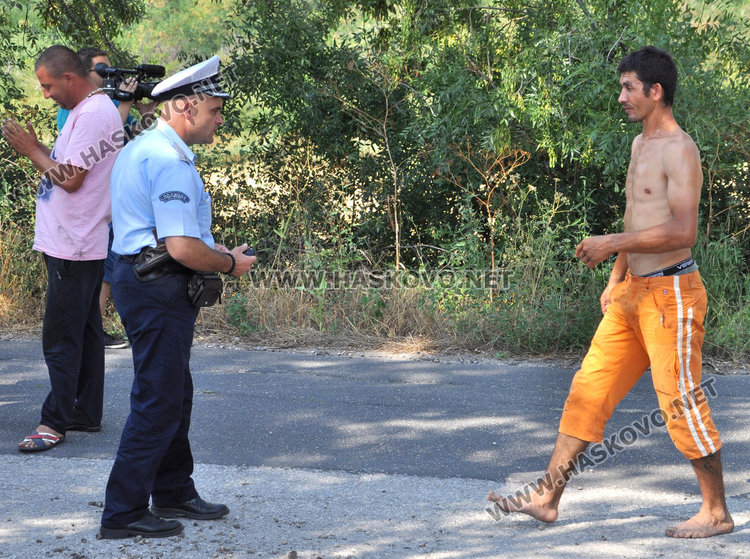 Камион се заби в дърво и се обърна на пътя, 10 т жито на земята