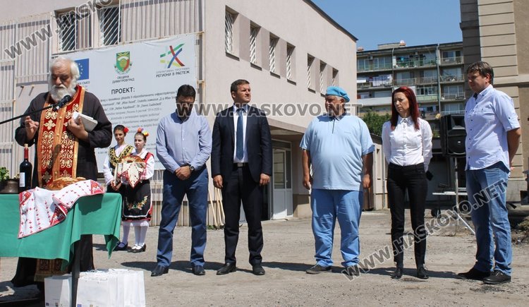 За успех на начинанието Архиерески наместник Георги Тодев отслужи водосвет