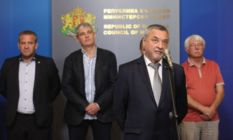 След среща при Борисов: Парите за стаж остават