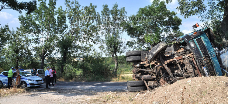 Камион се заби в дърво и се обърна на пътя, 10 т жито на земята
