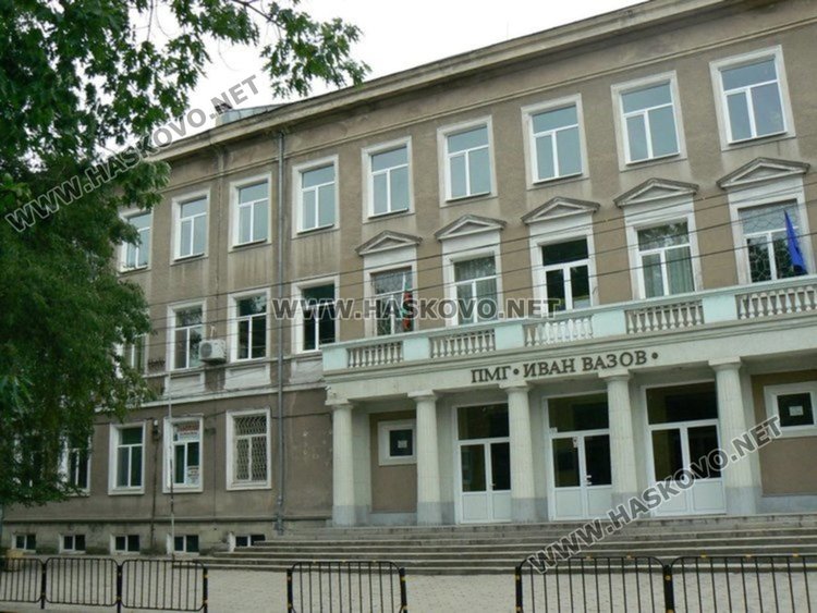 Сградата на ПМГ "Иван Вазов" също ще бъде почистена