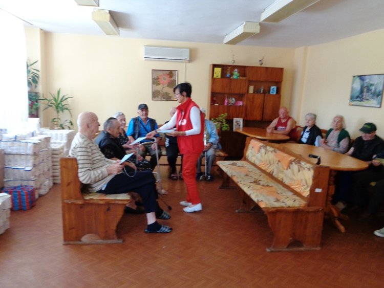 БЧК: Хранителни пакети получават още бедни хора от Кърджали и Крумовград