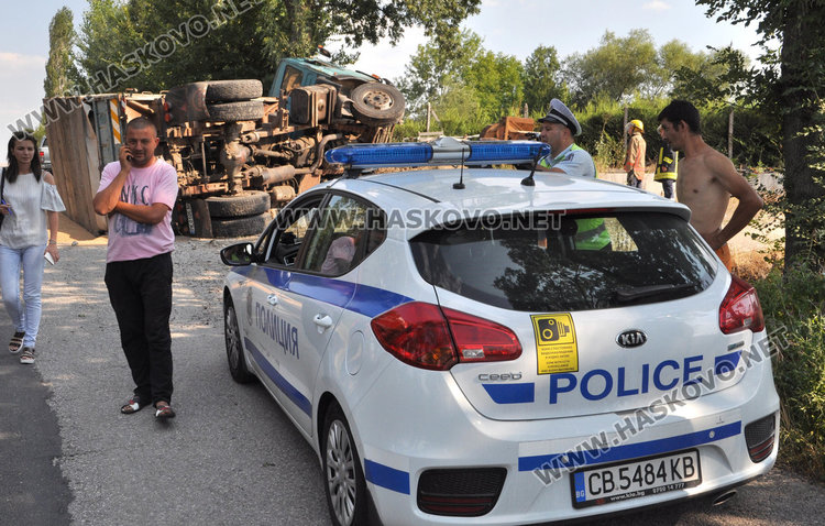 Камион се заби в дърво и се обърна на пътя, 10 т жито на земята