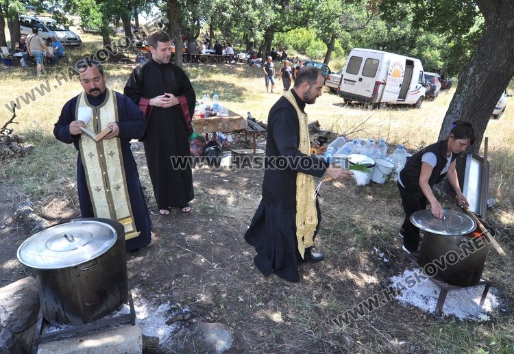 Погребаха за петстотен път Свети Илия край Сираково