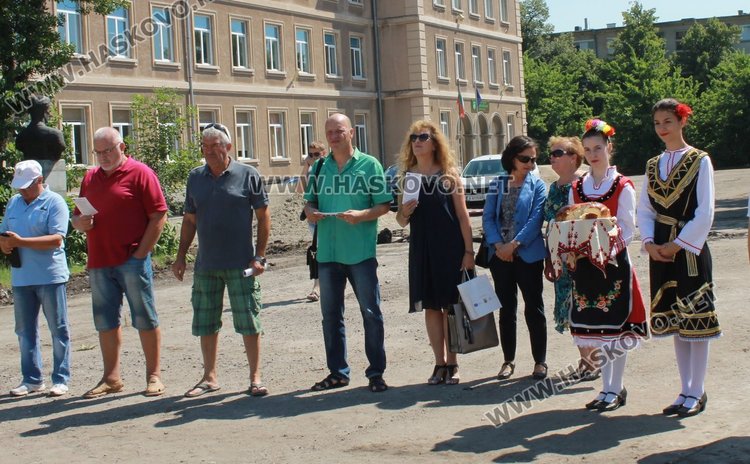 Дадоха старт на ремонтите в дворовете на шест димитровградски училища