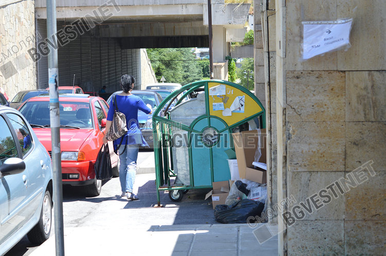 Този контейнер се намира точно за входа на община Смолян