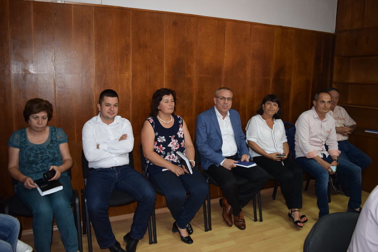  Общественици застават зад кмета за Синята зона, питат за дупките по улиците и за тротоарите