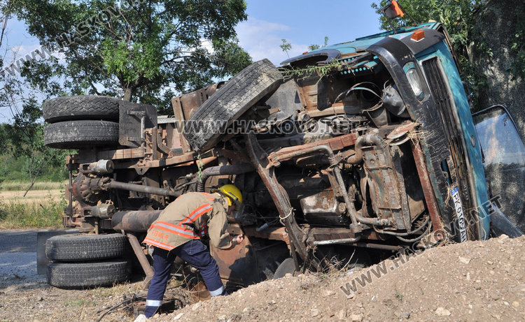 Камион се заби в дърво и се обърна на пътя, 10 т жито на земята