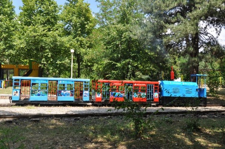 Влакчето тръгна, кметът Хасан Азис лично го подкара