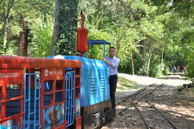 Влакчето тръгна, кметът Хасан Азис лично го подкара
