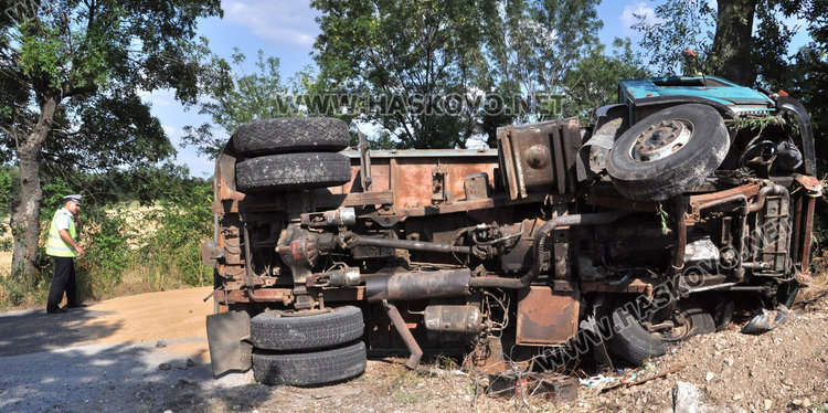 Камион се заби в дърво и се обърна на пътя, 10 т жито на земята